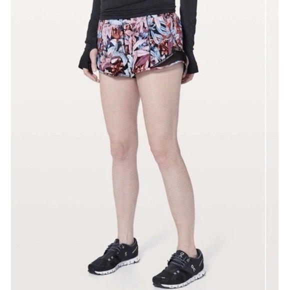 Lululemon Hotty‎ Hot Short II *2.5" Size 10 Lush Lillies Multi / Black - Picture 1 of 13